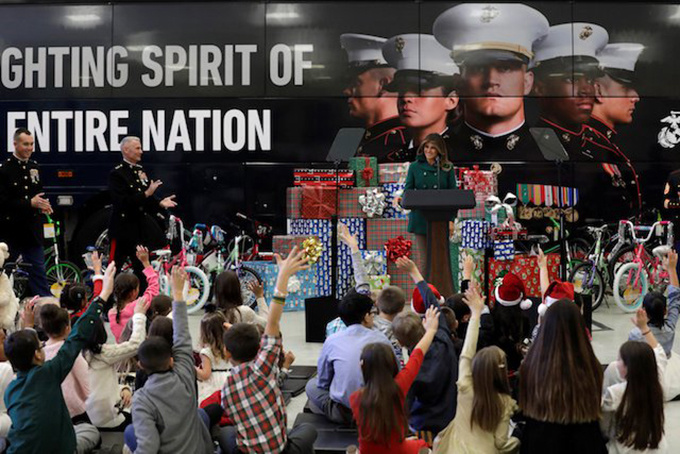 Melania Trump quyên góp đồ chơi cho trẻ em dịp Giáng sinh